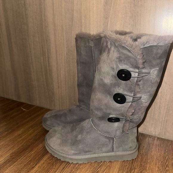 Grey Bailey button UGGs - Picture 3 of 7